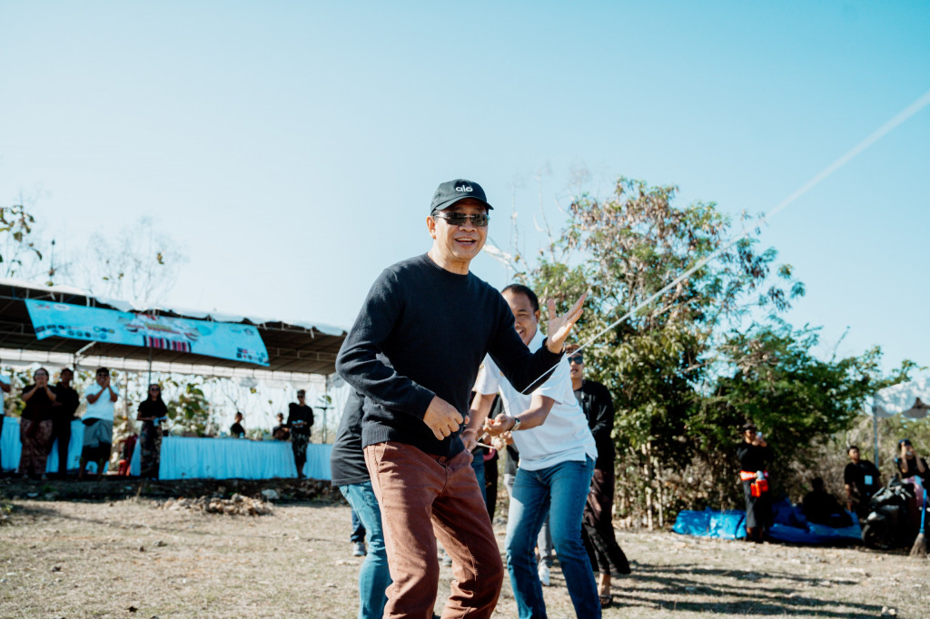 Wabup Suiasa Buka Sabdha Kite Festival IV